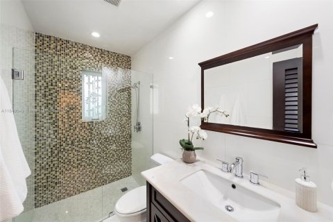 House in Coral Gables, Florida 3 bedrooms, 197.05 sq.m. № 1830912 - photo 22