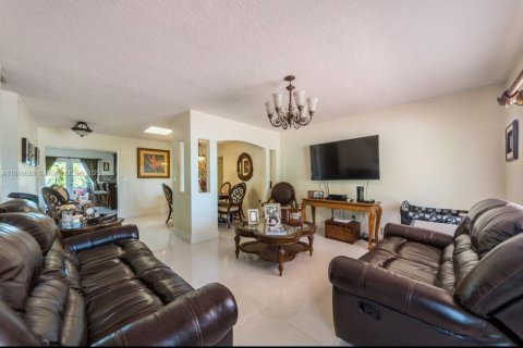 House in Miami, Florida 4 bedrooms, 158.21 sq.m. № 1972002 - photo 20