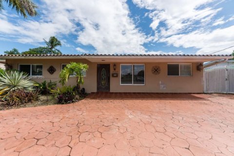 House in Miami, Florida 4 bedrooms, 158.21 sq.m. № 1972002 - photo 18