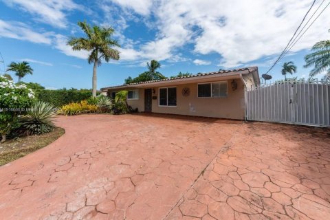 House in Miami, Florida 4 bedrooms, 158.21 sq.m. № 1972002 - photo 2