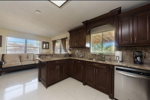 House in Miami, Florida 4 bedrooms, 158.21 sq.m. № 1972002 - photo 24