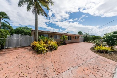 House in Miami, Florida 4 bedrooms, 158.21 sq.m. № 1972002 - photo 3