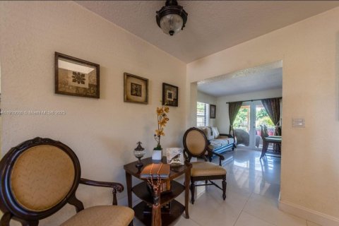 House in Miami, Florida 4 bedrooms, 158.21 sq.m. № 1972002 - photo 7