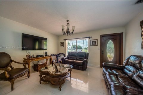 House in Miami, Florida 4 bedrooms, 158.21 sq.m. № 1972002 - photo 5