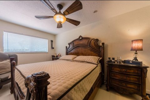 House in Miami, Florida 4 bedrooms, 158.21 sq.m. № 1972002 - photo 12