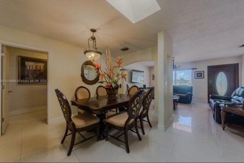 House in Miami, Florida 4 bedrooms, 158.21 sq.m. № 1972002 - photo 10