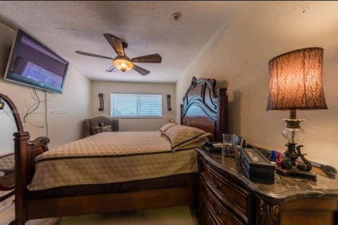 House in Miami, Florida 4 bedrooms, 158.21 sq.m. № 1972002 - photo 11