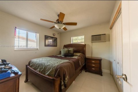 House in Miami, Florida 4 bedrooms, 158.21 sq.m. № 1972002 - photo 27