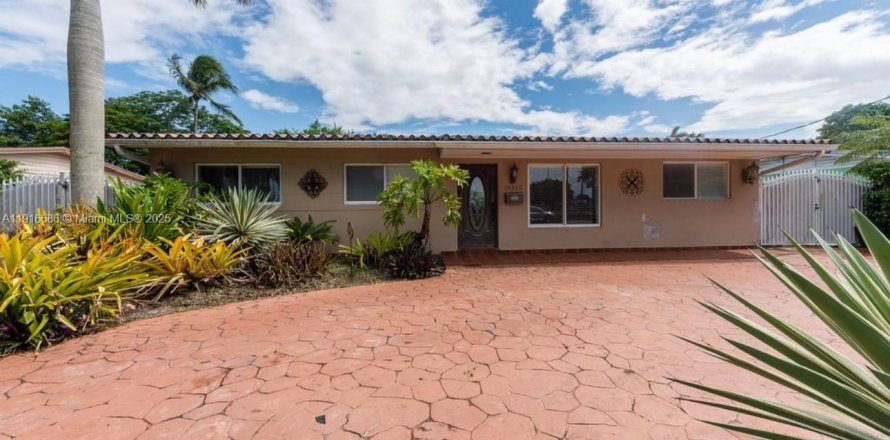 House in Miami, Florida 4 bedrooms, 158.21 sq.m. № 1972002