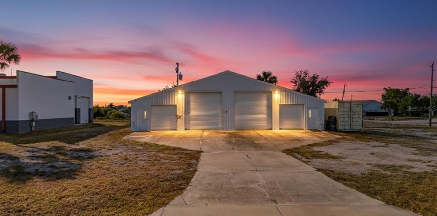Commercial property in Punta Gorda, Florida 222.97 sq.m. № 2127019