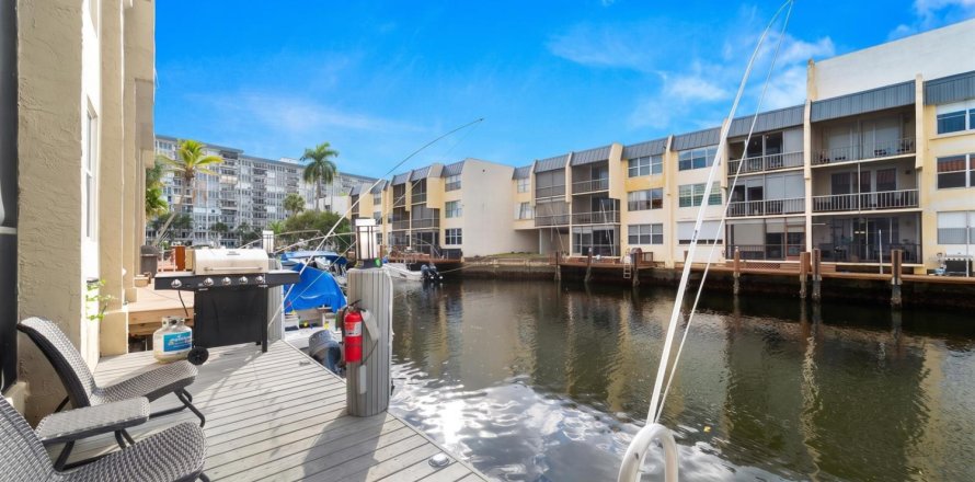 Condo in Pompano Beach, Florida, 2 bedrooms № 2250649