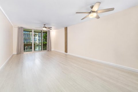 Condo in Pompano Beach, Florida, 2 bedrooms № 2250649 - photo 10