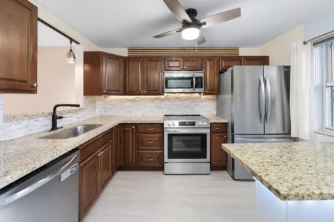 Condo in Pompano Beach, Florida, 2 bedrooms № 2250649 - photo 3