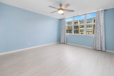 Condo in Pompano Beach, Florida, 2 bedrooms № 2250649 - photo 5