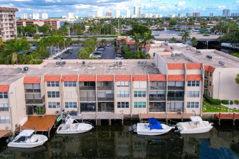 Condo in Pompano Beach, Florida, 2 bedrooms № 2250649 - photo 2