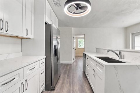 Villa ou maison à vendre à Tampa, Floride: 4 chambres, 167.78 m2 № 2425304 - photo 13