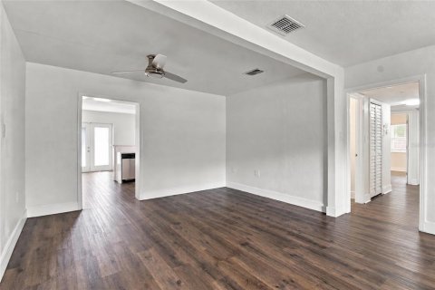 Villa ou maison à vendre à Tampa, Floride: 4 chambres, 167.78 m2 № 2425304 - photo 9
