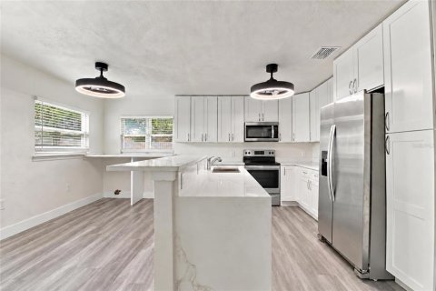 Villa ou maison à vendre à Tampa, Floride: 4 chambres, 167.78 m2 № 2425304 - photo 12
