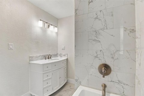 Villa ou maison à vendre à Tampa, Floride: 4 chambres, 167.78 m2 № 2425304 - photo 17