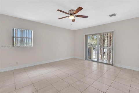 Propiedad comercial en venta en Fort Lauderdale, Florida № 1882134 - foto 15