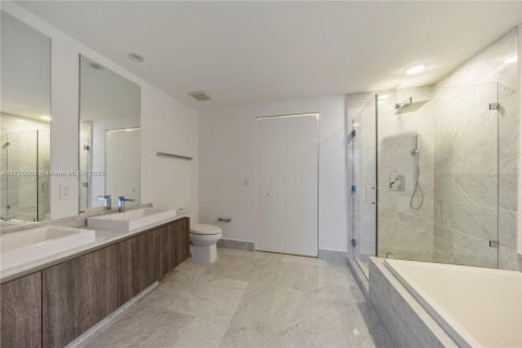 Condo in Miami, Florida, 2 bedrooms  № 1978395 - photo 11