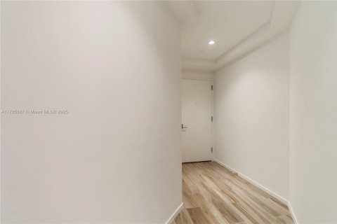 Condo in Miami, Florida, 2 bedrooms  № 1978395 - photo 15