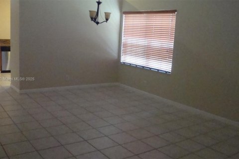 Снять в аренду виллу или дом в Уэстон, Флорида 3 спальни, 126.63м2, № 1890966 - фото 13