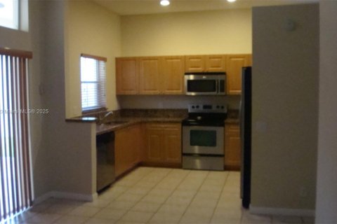 Снять в аренду виллу или дом в Уэстон, Флорида 3 спальни, 126.63м2, № 1890966 - фото 4