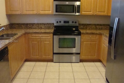 Снять в аренду виллу или дом в Уэстон, Флорида 3 спальни, 126.63м2, № 1890966 - фото 5