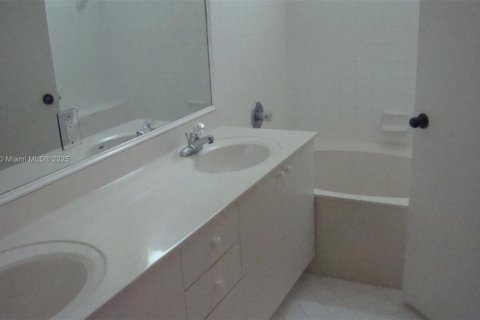 Снять в аренду виллу или дом в Уэстон, Флорида 3 спальни, 126.63м2, № 1890966 - фото 8