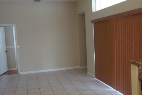 Снять в аренду виллу или дом в Уэстон, Флорида 3 спальни, 126.63м2, № 1890966 - фото 2