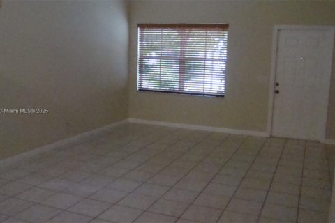 Снять в аренду виллу или дом в Уэстон, Флорида 3 спальни, 126.63м2, № 1890966 - фото 3