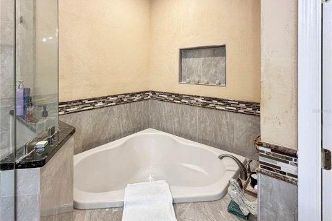 Townhouse in Tampa, Florida 3 bedrooms, 171.31 sq.m. № 2427487 - photo 20
