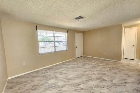 Casa en alquiler en New Port Richey, Florida, 2 dormitorios, 66.89 m2 № 2116155 - foto 3