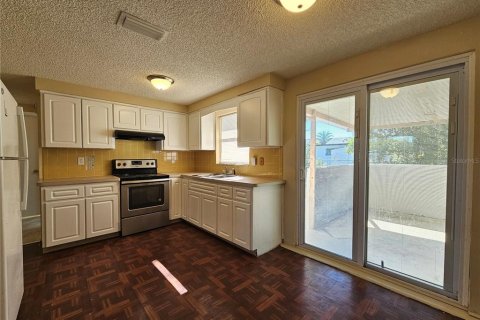 Casa en alquiler en New Port Richey, Florida, 2 dormitorios, 66.89 m2 № 2116155 - foto 4