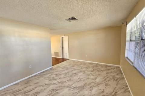 Casa en alquiler en New Port Richey, Florida, 2 dormitorios, 66.89 m2 № 2116155 - foto 2