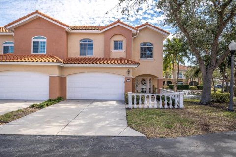Townhouse in Saint Petersburg, Florida 3 bedrooms, 243.96 sq.m. № 1577401 - photo 1