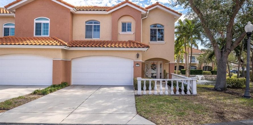 Townhouse in Saint Petersburg, Florida 3 bedrooms, 243.96 sq.m. № 1577401