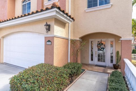Townhouse in Saint Petersburg, Florida 3 bedrooms, 243.96 sq.m. № 1577401 - photo 4