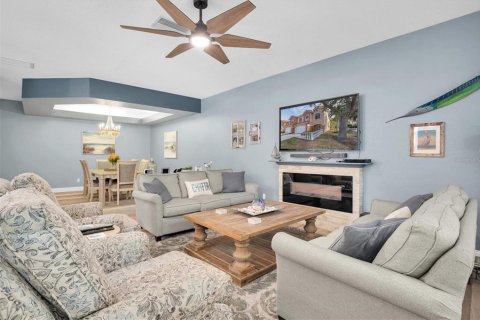 Townhouse in Saint Petersburg, Florida 3 bedrooms, 243.96 sq.m. № 1577401 - photo 8