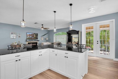 Townhouse in Saint Petersburg, Florida 3 bedrooms, 243.96 sq.m. № 1577401 - photo 13