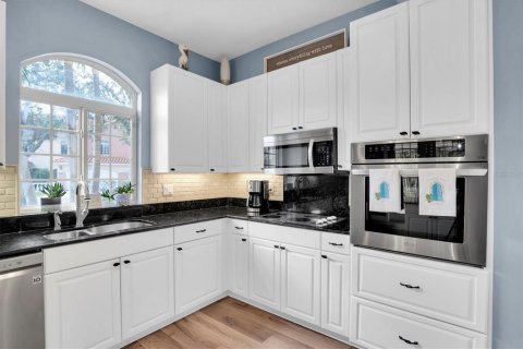 Townhouse in Saint Petersburg, Florida 3 bedrooms, 243.96 sq.m. № 1577401 - photo 11