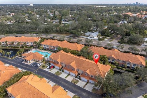 Townhouse in Saint Petersburg, Florida 3 bedrooms, 243.96 sq.m. № 1577401 - photo 2