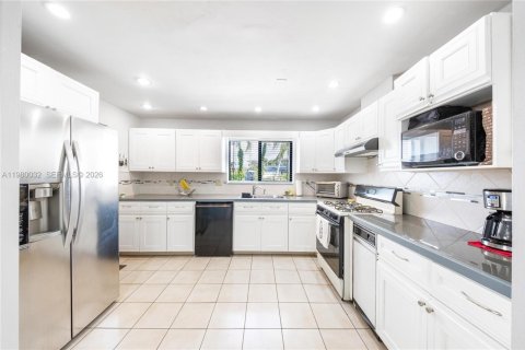 House in Miami, Florida 4 bedrooms, 207.36 sq.m. № 2049330 - photo 7