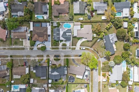 House in Miami, Florida 4 bedrooms, 207.36 sq.m. № 2049330 - photo 25