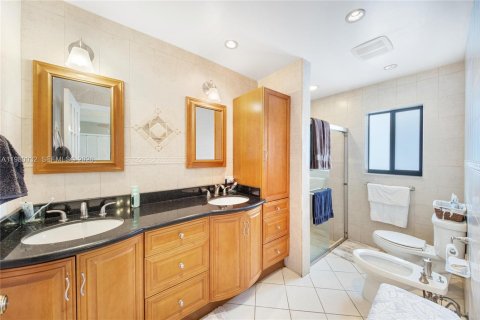 House in Miami, Florida 4 bedrooms, 207.36 sq.m. № 2049330 - photo 11