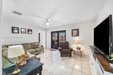 House in Miami, Florida 4 bedrooms, 207.36 sq.m. № 2049330 - photo 8