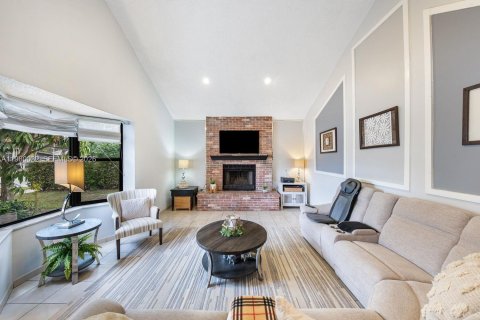 House in Miami, Florida 4 bedrooms, 207.36 sq.m. № 2049330 - photo 4