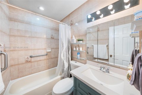 House in Miami, Florida 4 bedrooms, 207.36 sq.m. № 2049330 - photo 15