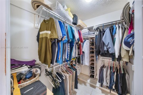 House in Miami, Florida 4 bedrooms, 207.36 sq.m. № 2049330 - photo 13